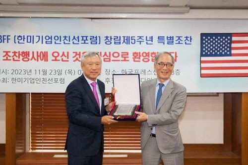 김동녕(오른쪽) 한세예스24그룹 회장이 한미기업친선대상을 받고 기념촬여을 하고 있다. 한세예스24그룹 제공